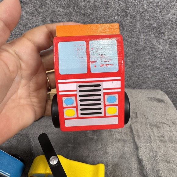 Melissa And Doug Wooden Emergency Vehicle Carrier Truck + 4 Emergency Vehicles - Picture 10 of 16